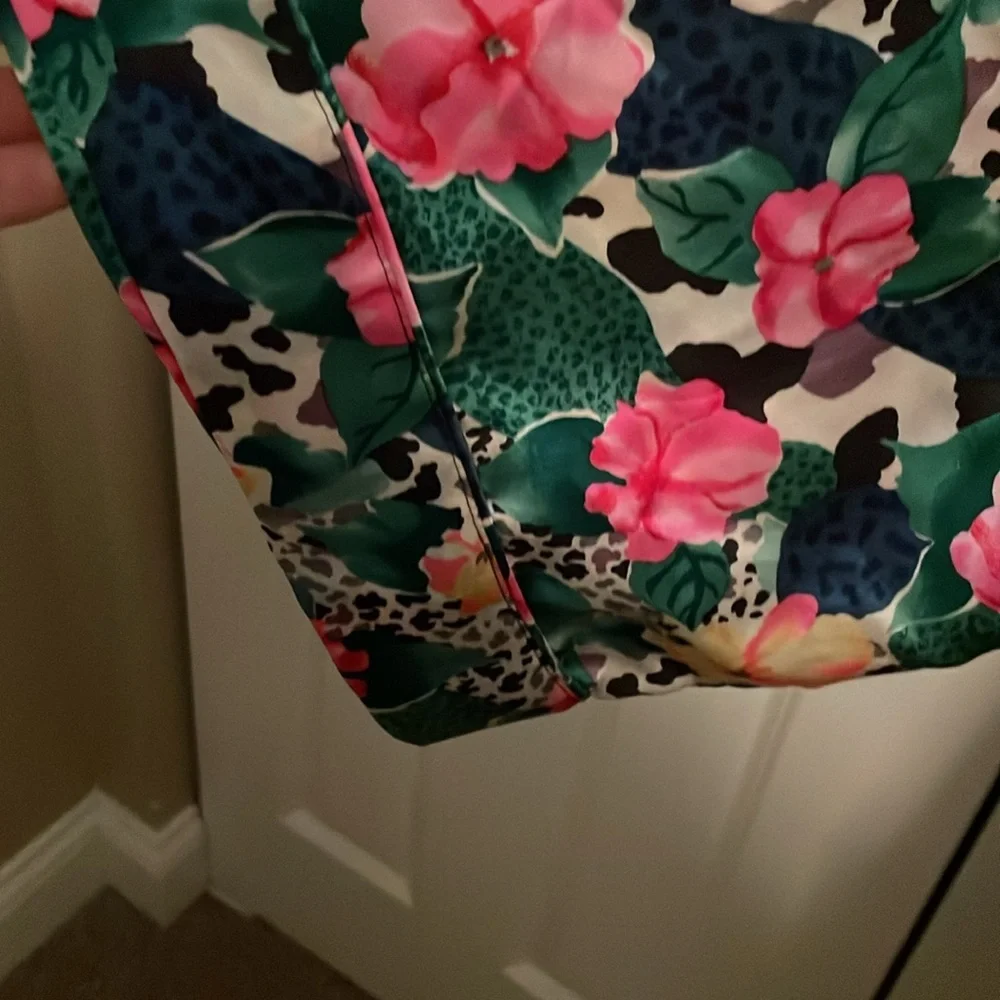 EUC Vintage Victorias Secret Gold Label 100% silk robe, floral & animal print OS - Picture 4 of 6